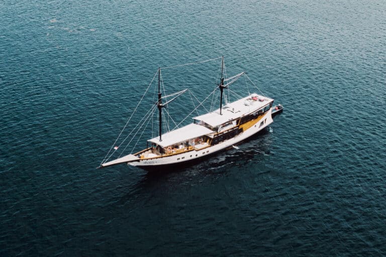 Navila_Komodo-Liveaboard-Phinisi_Hero