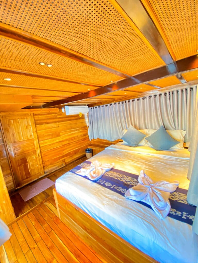 Refviero_Komodo-Liveaboard-Phinisi_Deluxe-Cabin