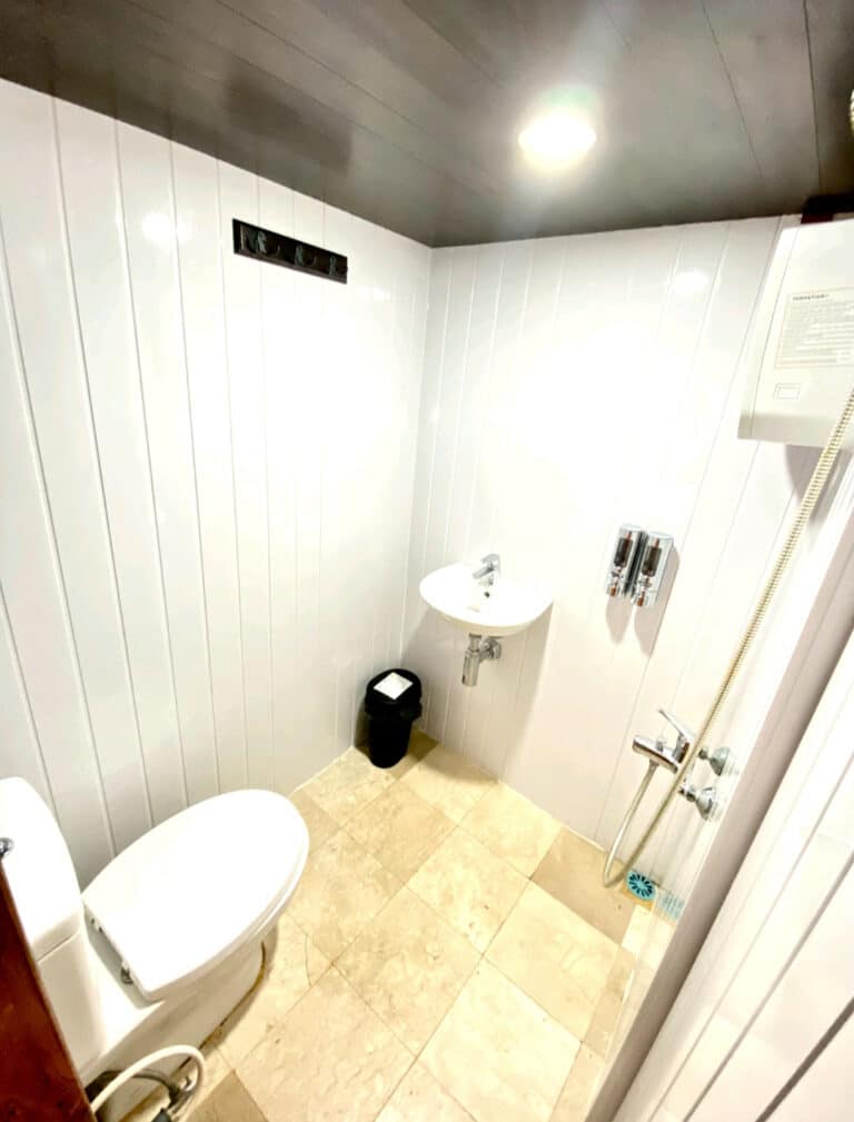 Refviero_Komodo-Liveaboard-Phinisi_Deluxe-Cabin