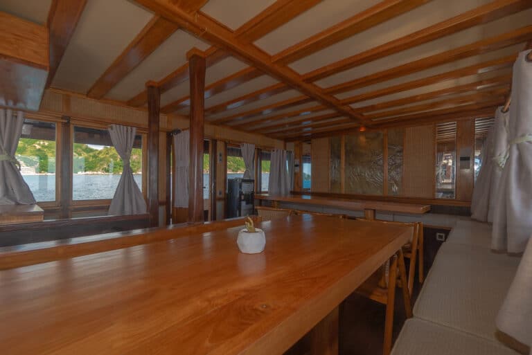 Refviero_Komodo-Liveaboard-Phinisi_Boat