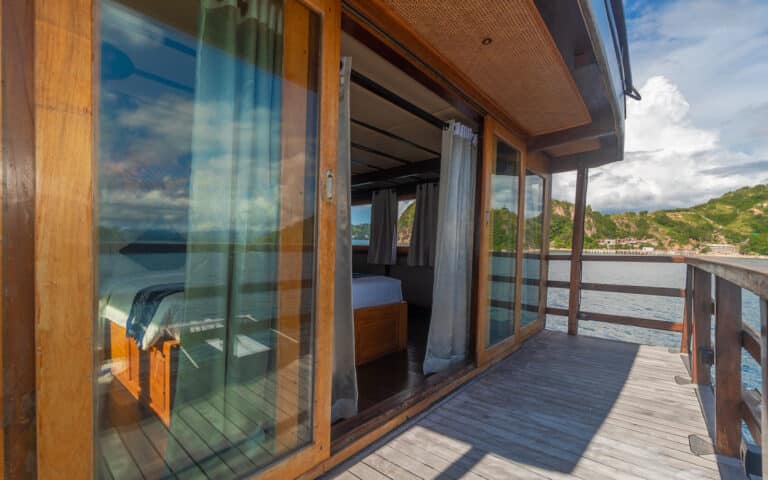 Refviero_Komodo-Liveaboard-Phinisi_Master-Cabin_03