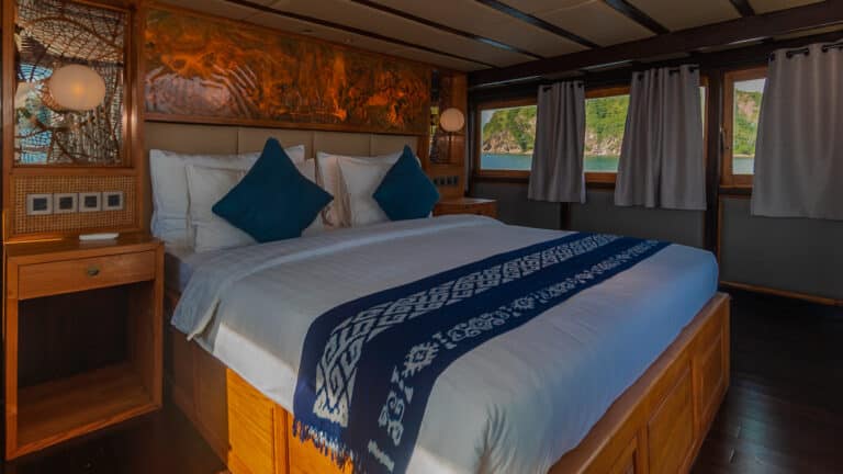 Refviero_Komodo-Liveaboard-Phinisi_Master-Cabin_03