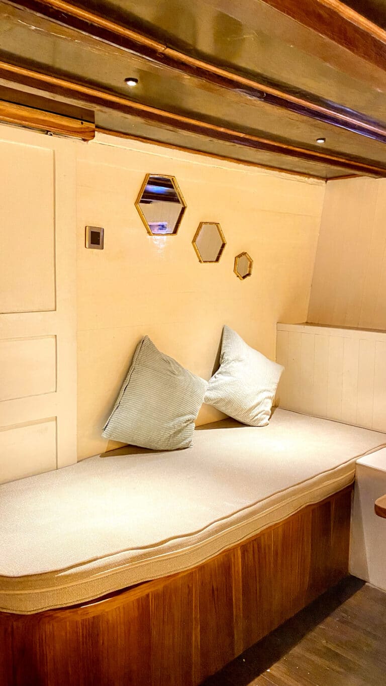 Refviero_Komodo-Liveaboard-Phinisi_Superior-Cabin